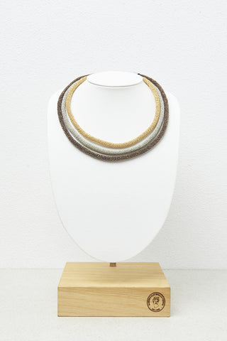 Tubular choker necklace with three galvanics.